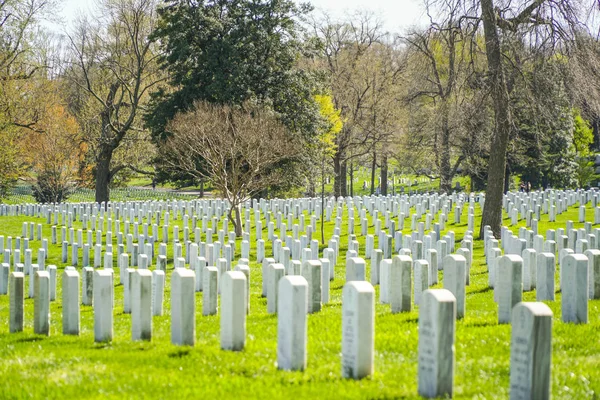 Famous Arlington Cemetery in Washington - WASHINGTON, DISTRICT OF COLUMBIA - APRIL 8, 2017 — Stock Photo, Image