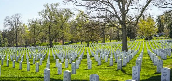 Famous Arlington Cemetery in Washington - WASHINGTON, DISTRICT OF COLUMBIA - APRIL 8, 2017 — Stock Photo, Image