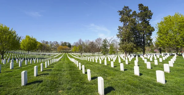 Відвідування Арлінгтон кладовище у Вашингтоні - Вашингтон, округ Колумбія - 8 квітня 2017 — стокове фото