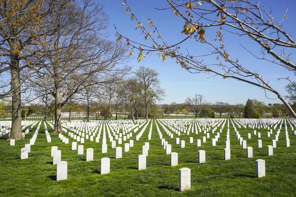 As lápides brancas no cemitério de Arlington, em Washington - WASHINGTON, DISTRITOS DA COLÔMBIA - 8 de abril de 2017 — Fotografia de Stock