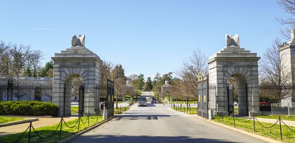 The Gate to Arlington Cemeberry - ВАШИНГТОН, ОКРУГ КОЛБИЯ - 8 апреля 2017 года — стоковое фото