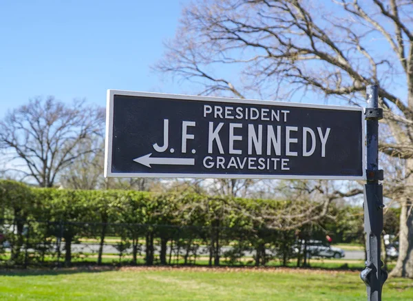 Riktning tecken J F Kennedy gravplats - Washington, District Of Columbia - 8 April 2017 — Stockfoto