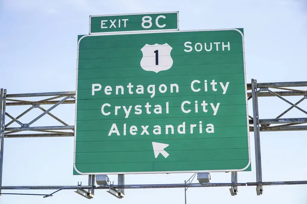 Straatnaambord naar Pentagon City - Washington, District Of Columbia - 8 April 2017 — Stockfoto