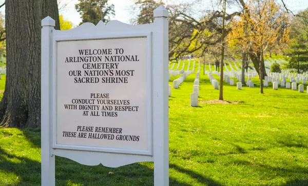 Arlington Cemetery Welcome sign - WASHINGTON, DISTRICT OF COLUMBIA - APRIL 8, 2017 — Stock Photo, Image