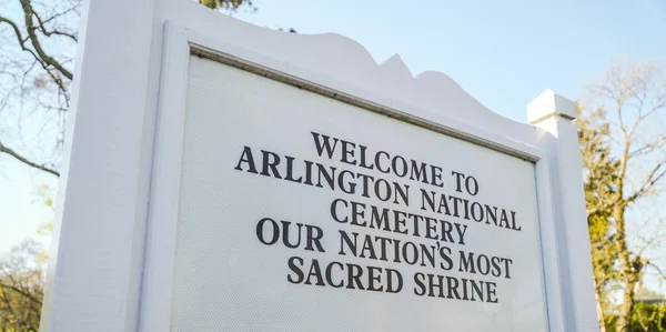 Arlington Cemetery Welcome sign - WASHINGTON, DISTRICT OF COLUMBIA - APRIL 8, 2017 — Stock Photo, Image