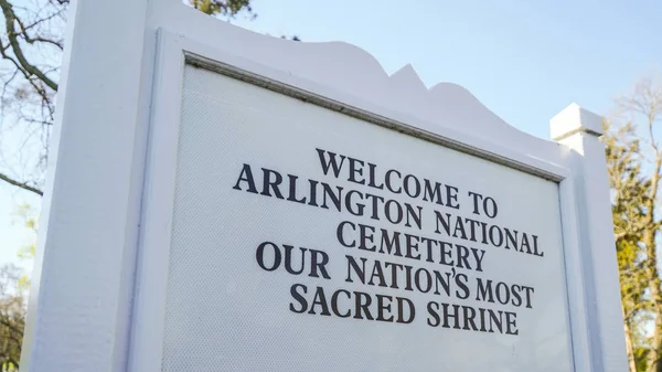 Famous landmark in Washington - The Arlington Cemetery - WASHINGTON, DISTRICT OF COLUMBIA - APRIL 8, 2017 — Stock Photo, Image