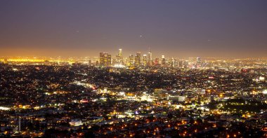 Gece Los Angeles üzerinde şaşırtıcı havadan görünümü