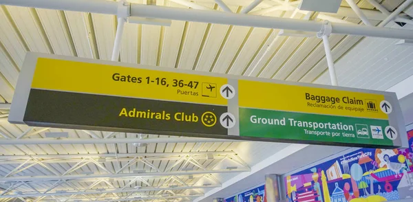 Sinais de direção no aeroporto para portões e bagagens DALLAS - TEXAS - 10 de abril de 2017 — Fotografia de Stock
