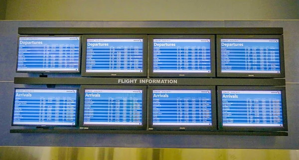Ekrany odlotów i przylotów na lotnisku Dallas - Texas - 10 kwietnia 2017 r. — Zdjęcie stockowe