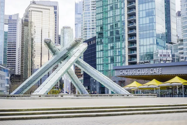 Große skulptur im hafen von vancouver - vancouver - kanada - 12. april 2017 — Stockfoto
