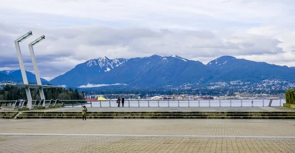 Beau front de mer à Vancouver avec les montagnes de North Vancouver - VANCOUVER - CANADA - LE 12 AVRIL 2017 — Photo