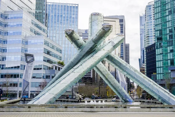 Arte moderna em Vancouver - grande escultura no porto - VANCOUVER - CANADA - 12 de abril de 2017 — Fotografia de Stock