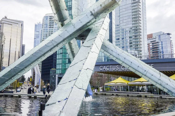 Grande escultura no porto de Vancouver - VANCOUVER - CANADA - 12 de abril de 2017 — Fotografia de Stock