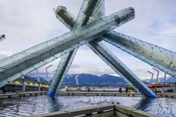 L'art moderne à Vancouver - grande sculpture dans le port - VANCOUVER - CANADA - 12 AVRIL 2017 — Photo