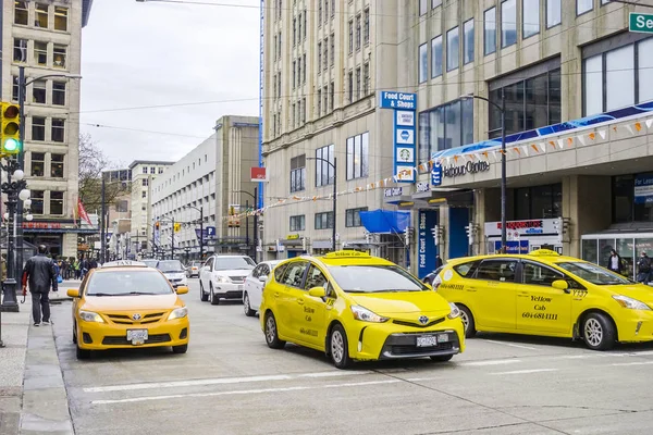 Táxis na cidade de Vancouver - VANCOUVER - CANADA - 12 de abril de 2017 — Fotografia de Stock