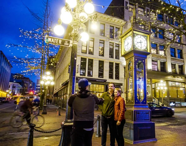 Famoso reloj de vapor en Vancouver por la noche - VANCOUVER - CANADÁ - 12 DE ABRIL DE 2017 — Foto de Stock