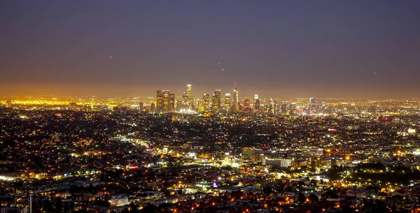 La enorme ciudad de Los Ángeles por la noche - vista aérea - LOS ÁNGELES - CALIFORNIA - 19 DE ABRIL DE 2017 — Foto de Stock
