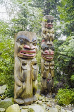 Totem direkleri Capilano Asma Köprüsü Park - Vancouver - Kanada - 12 Nisan 2017