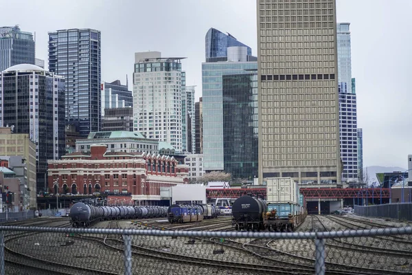 Trilhas de trem no distrito de Gastown em Vancouver - VANCOUVER - CANADA - 12 de abril de 2017 — Fotografia de Stock