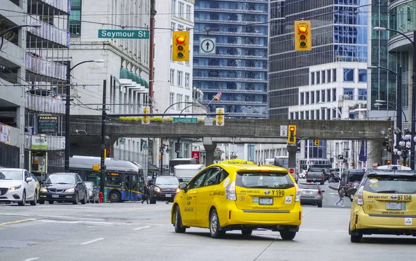 Gula taxibilar i staden Vancouver - Vancouver - Kanada - 12 April 2017 — Stockfoto