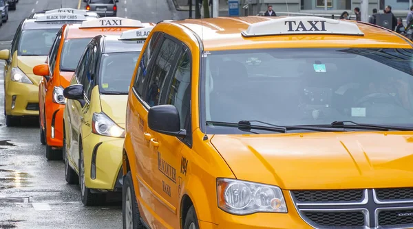밴쿠버 택시 택시 대기 승객-밴쿠버-캐나다-4 월 12 일, 2017 — 스톡 사진