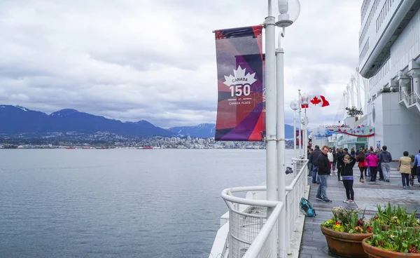 Widok z Canada Place w Vancouver harbour - Vancouver - Kanada - 12 kwietnia 2017 r. — Zdjęcie stockowe
