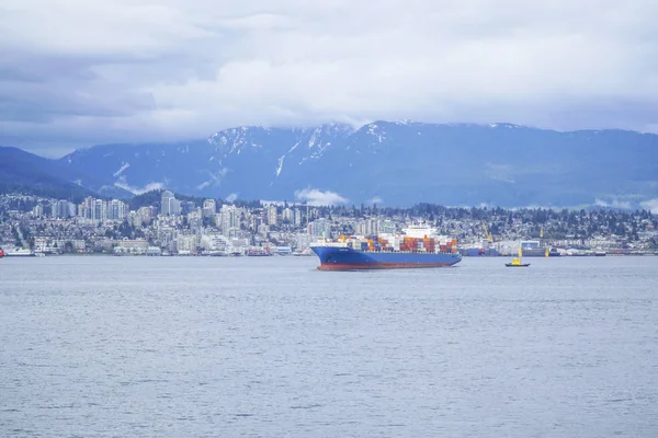 Una grande nave al porto di Vancouver - VANCOUVER - CANADA - 12 APRILE 2017 — Foto Stock