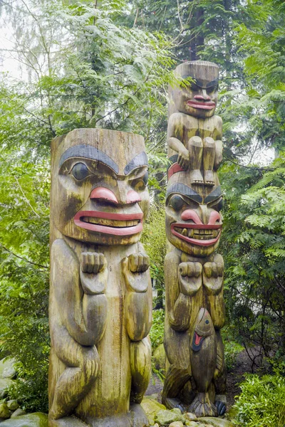 Poteaux totémiques dans le parc du pont suspendu de Capilano - VANCOUVER - CANADA - LE 12 AVRIL 2017 — Photo