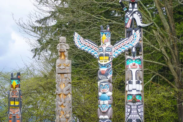 Stanley Park Vancouver - The Totem Poles - VANCOUVER - CANADA - APRIL 12, 2017 — Stock Photo, Image