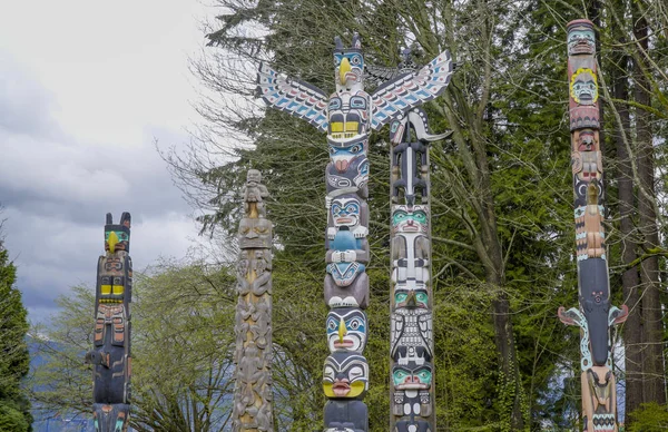 Stanley Park Vancouver - The Totem Poles - VANCOUVER - CANADA - APRIL 12, 2017 — Stock Photo, Image