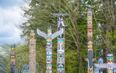 Ünlü Totem direkleri Stanley Park Vancouver - Vancouver - Kanada - 12 Nisan 2017