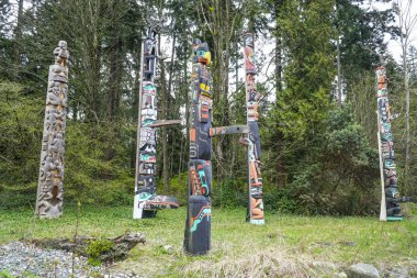 Stanley Parkı Vancouver - Vancouver - Kanada - 12 Nisan 2017 etkileyici Totem direkleri