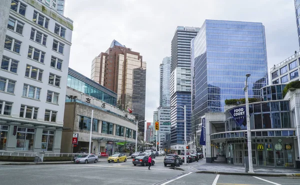 Esquina de la calle en el centro de Vancouver - VANCOUVER - CANADÁ - 12 DE ABRIL DE 2017 —  Fotos de Stock