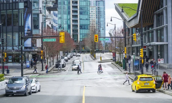 Street view at Burrard Street in Vancouver - VANCOUVER - CANADA - 12 de abril de 2017 — Fotografia de Stock