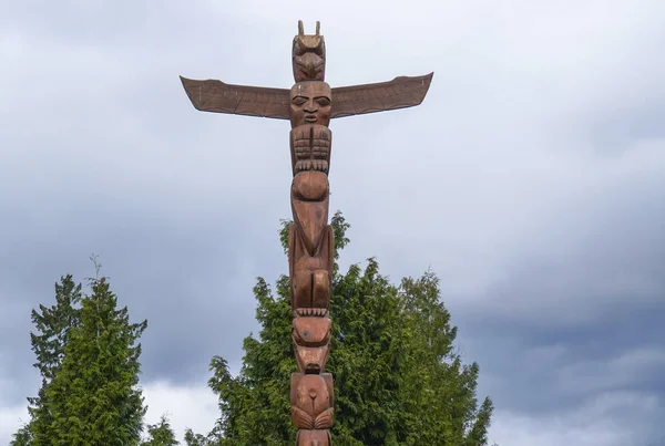 Famous Totem poles at Stanley Park Vancouver - VANCOUVER - CANADA - APRIL 12, 2017 — Stock Photo, Image