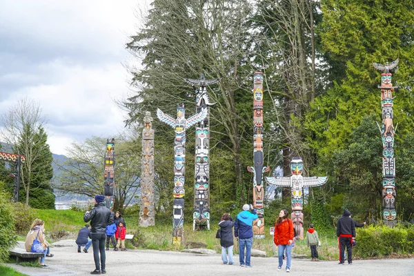 Famous Totem poles at Stanley Park Vancouver - VANCOUVER - CANADA - APRIL 12, 2017 — Stock Photo, Image