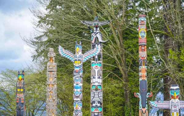 Famous Totem poles at Stanley Park Vancouver - VANCOUVER - CANADA - APRIL 12, 2017 — Stock Photo, Image