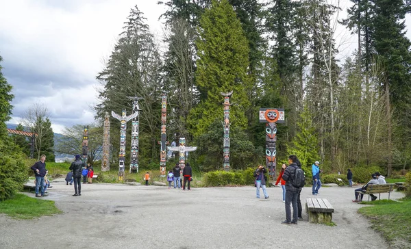 Stanley Park Vancouver - The Totem Poles - VANCOUVER - CANADA - APRIL 12, 2017 — Stock Photo, Image