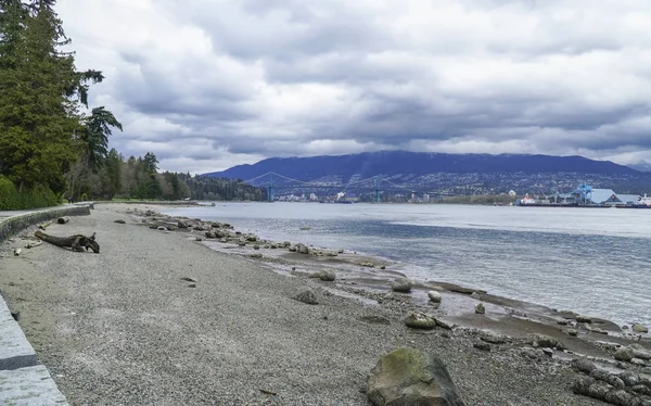 La spiaggia di ciottoli di Stanley Park a Vancouver - VANCOUVER - CANADA - 12 APRILE 2017 — Foto Stock