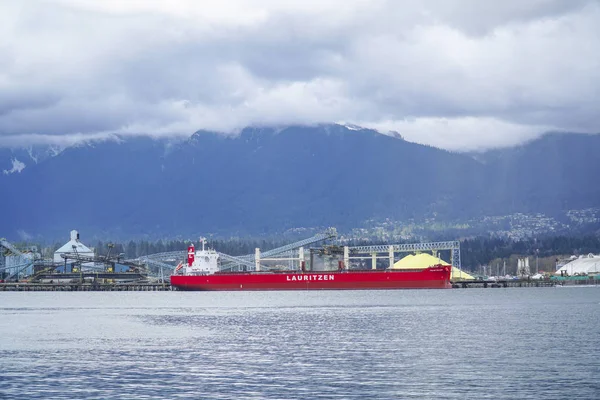 Stora fartyg i Vancouver hamn - Vancouver - Kanada - 12 April 2017 — Stockfoto