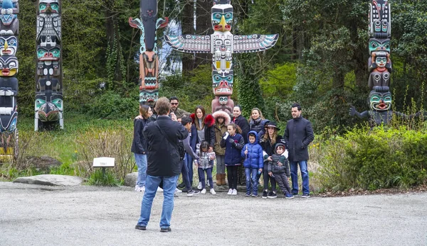 Impressive Totem Poles at Stanley Park Vancouver - VANCOUVER - CANADA - APRIL 12, 2017 — Stock Photo, Image