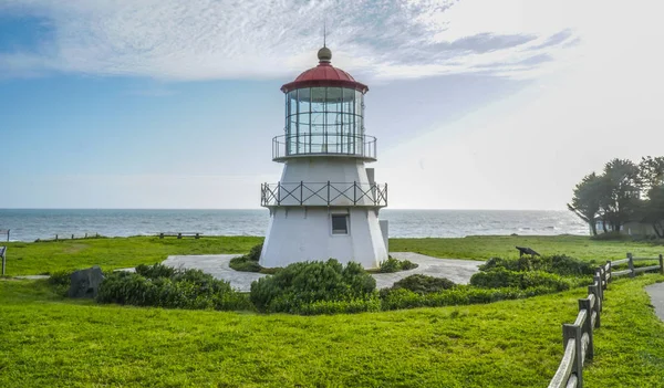 O belo farol de Shelter Cove - SHELTER COVE - CALIFORNIA - 17 de abril de 2017 — Fotografia de Stock