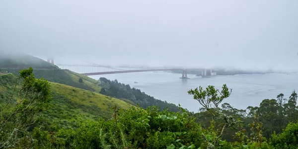 Golden Gate Bridge San Francisco covered by fog - SAN FRANCISCO - CALIFORNIA - APRIL 18, 2017 — Stock Photo, Image