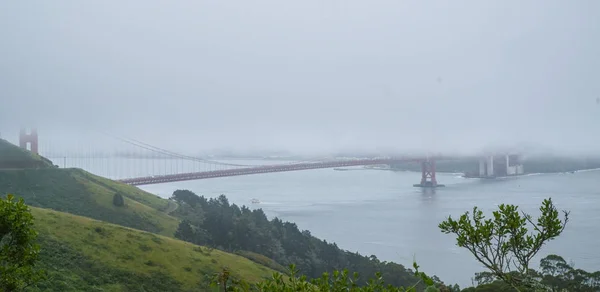 Golden Gate Bridge San Francisco na mlhavý den - San Francisco - Kalifornie - 18. dubna 2017 — Stock fotografie