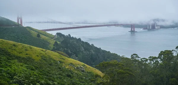 Golden Gate Bridge w San Francisco w mglisty dzień - San Francisco - Kalifornia - 18 kwietnia 2017 r. — Zdjęcie stockowe