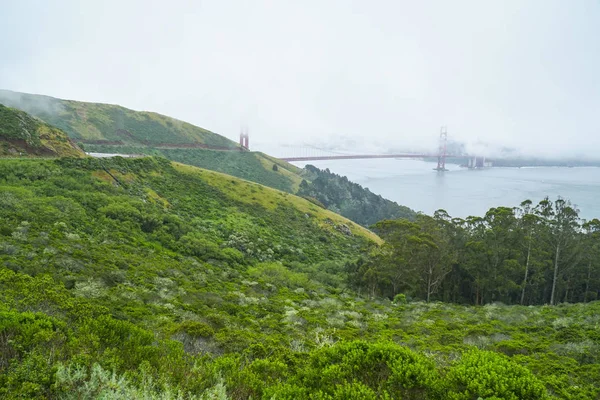 Golden Gate Bridge San Francisco på en dimmig dag - San Francisco - Kalifornien - den 18 April 2017 — Stockfoto