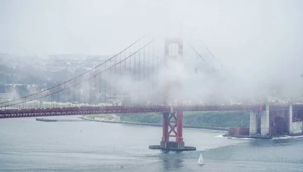 Golden Gate Bridge San Francisco coperto da nebbia - SAN FRANCISCO - CALIFORNIA - 18 APRILE 2017 — Foto Stock