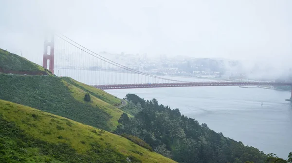 Золоті ворота в Сан-Франциско на Туманний день - Сан-Франциско - Каліфорнія - 18 квітня 2017 — стокове фото