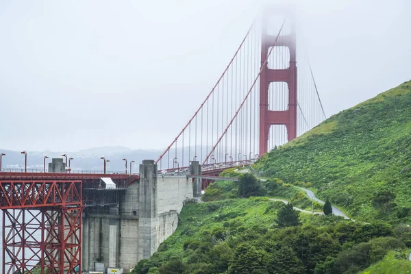 Το Golden Gate Bridge Σαν Φρανσίσκο σε μια ομιχλώδη ημέρα - σαν Φρανσίσκο - Καλιφόρνια - 18 Απριλίου 2017 — Φωτογραφία Αρχείου