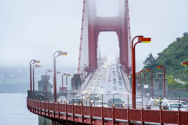 Golden Gate Bridge San Francisco i dimma - San Francisco - Kalifornien - den 18 April 2017 — Stockfoto